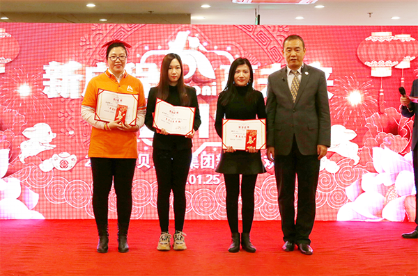 Mr. Hai Huang, Executive Director of Beroni Group awarding certificates to “The Most Outstanding Managers in 2018”